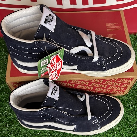 Vans Sk8-Hi
(Pig Suede)Parisian Night/Snow White
VNOA32QG9G5
WMNS sneakers - Picture 3 of 16